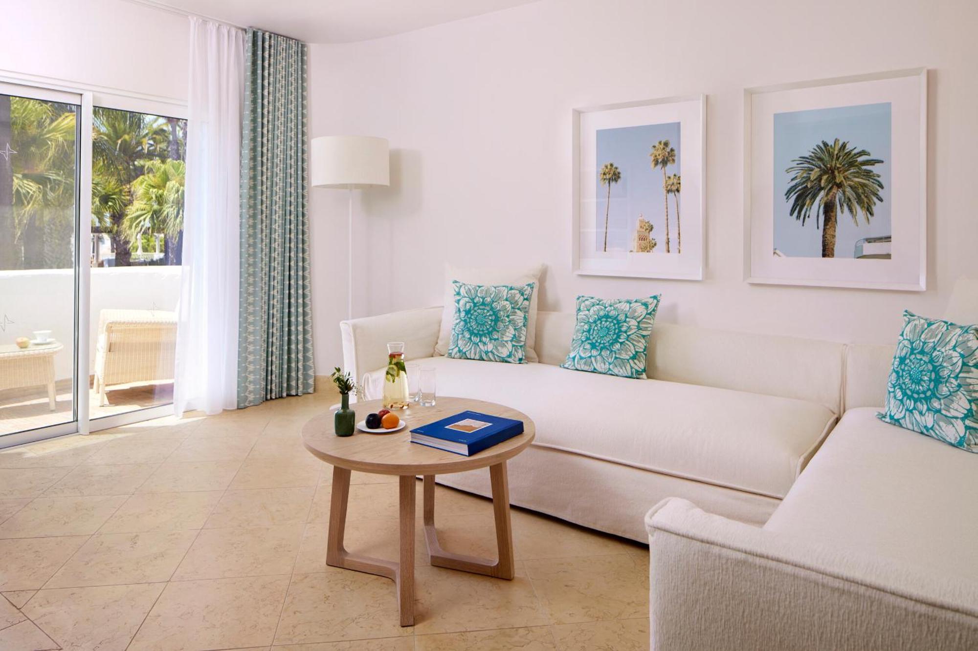 Vila Vita Parc Armacao de Pera Ngoại thất bức ảnh A living room at the Four Seasons Resort Palm Beach
