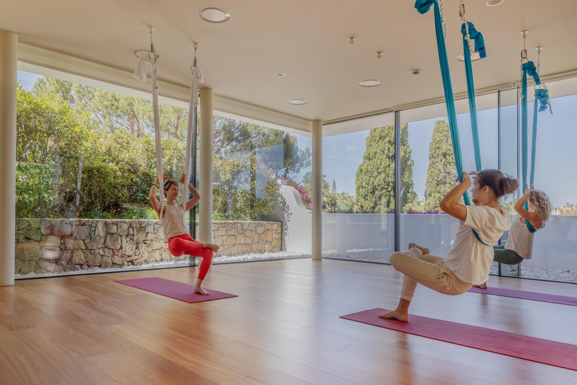 Vila Vita Parc Armacao de Pera Ngoại thất bức ảnh Aerial yoga at the B.A.S.F. Wellness Center