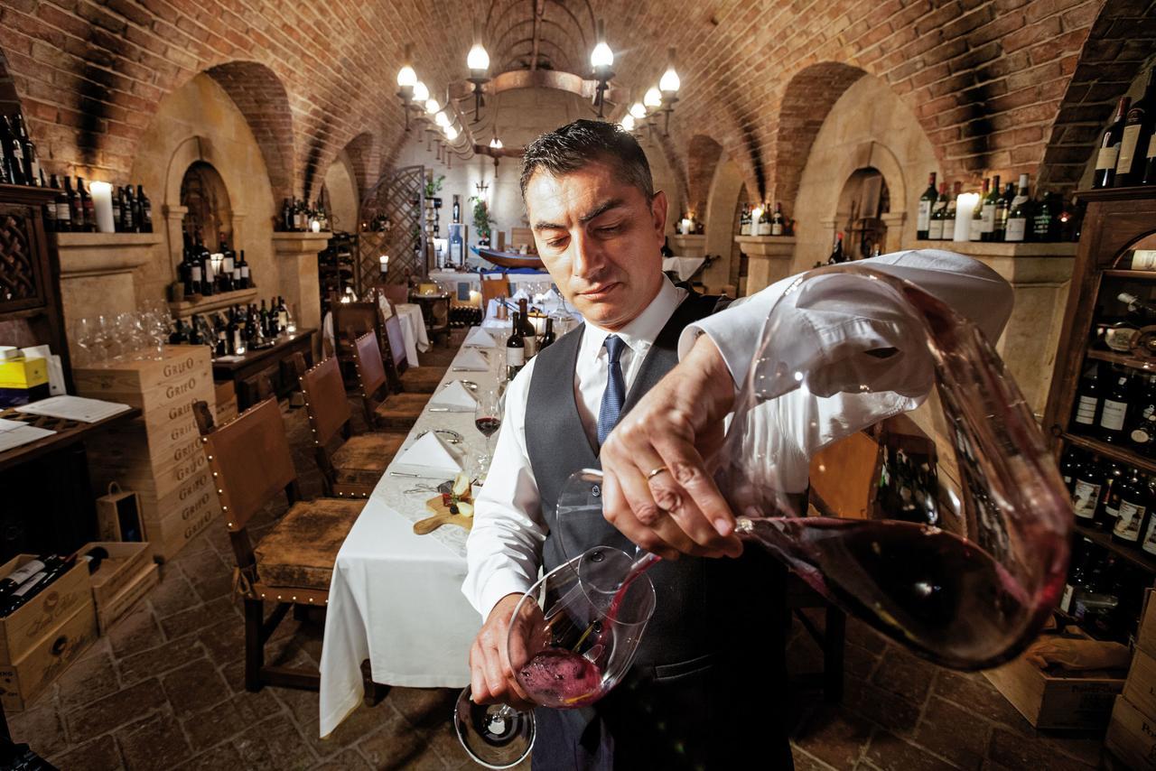 Vila Vita Parc Armacao de Pera Ngoại thất bức ảnh Sommelier decanting wine